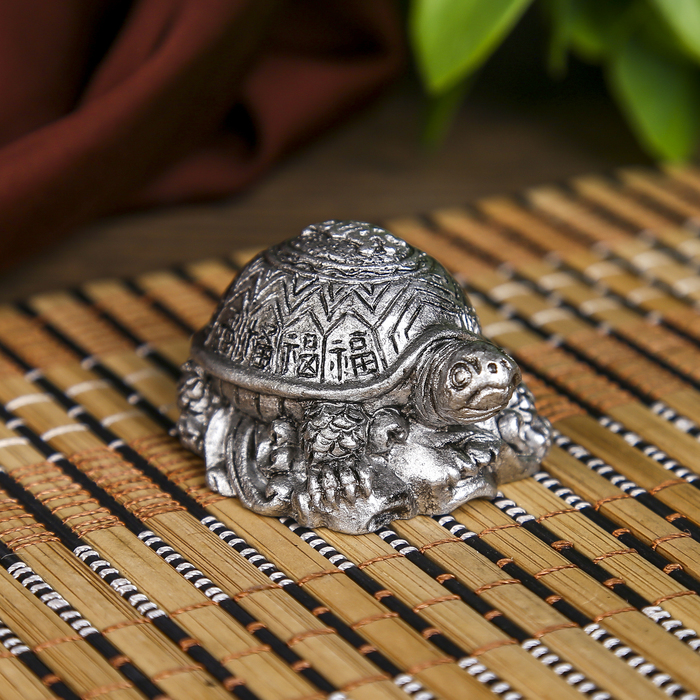 Нэцкэ полистоун серебро "Черепаха с узорами на панцыре" 2,5х5х4 см