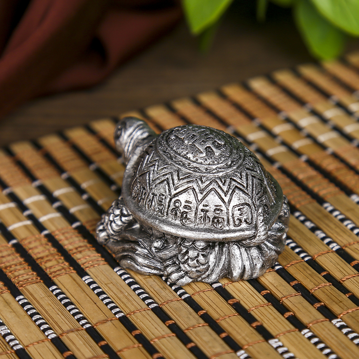 Нэцкэ полистоун серебро "Черепаха с узорами на панцыре" 2,5х5х4 см