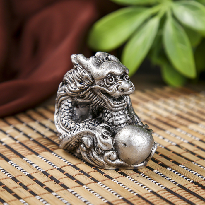 Нэцкэ полистоун серебро "Дракон с шаром" 5х5х3,5 см