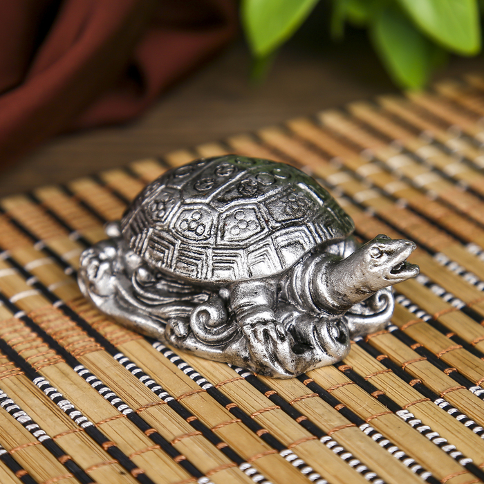 Нэцкэ полистоун серебро "Черепаха с узорами на панцыре" 2х6х4 см