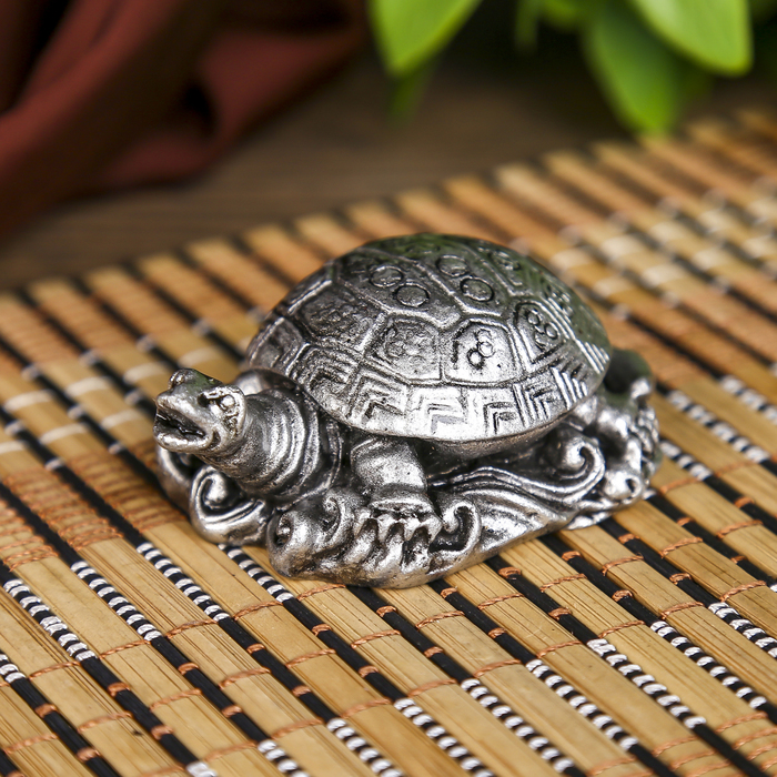 Нэцкэ полистоун серебро "Черепаха с узорами на панцыре" 2х6х4 см