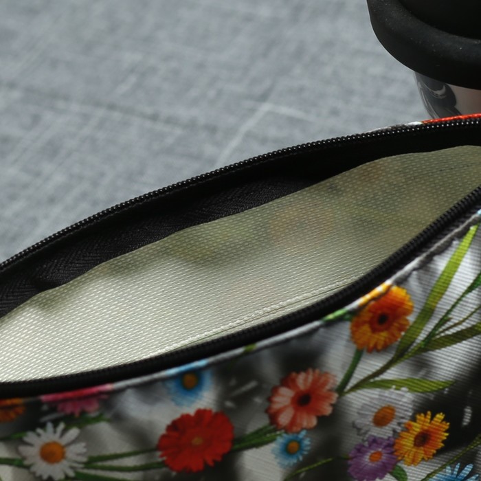 Косметичка простая «Гербера», отдел на молнии, цвет чёрный