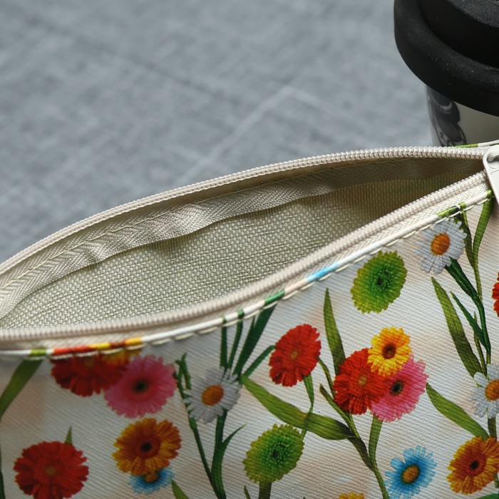 Косметичка простая «Гербера», отдел на молнии, цвет бежевый