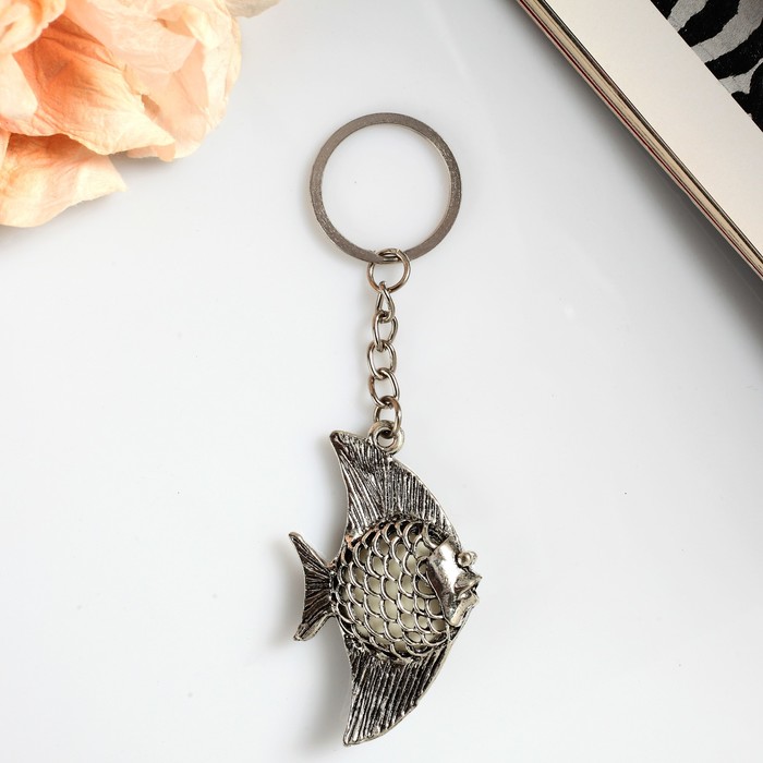 Брелок металл "Рыбка скалярия" с камнем ажурный двусторонний 6х3,7х1,2 см