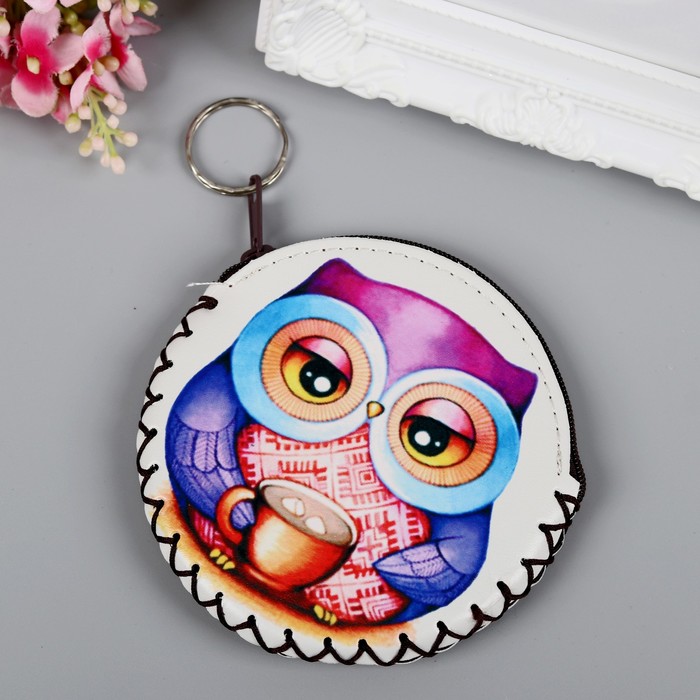 Брелок кошелёк кожзам круглый "Совёнок с чашкой шоколада" 11х11 см