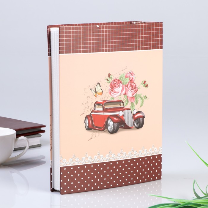 Фотоальбом на 200 фото 10х15 см "Ретроавтомобиль с цветами" в коробке МИКС 26х20,5х5,5 см