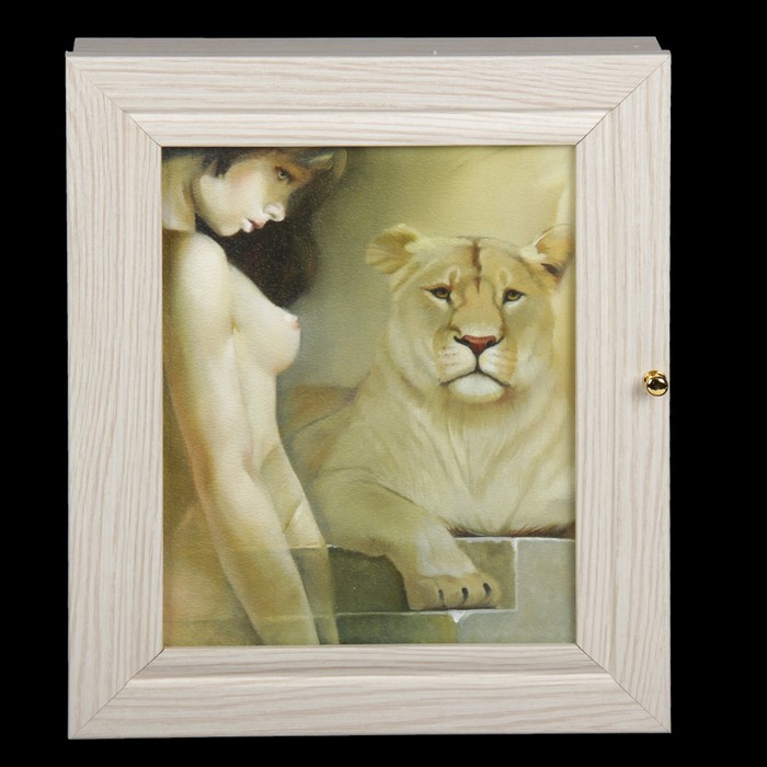 Ключница "Девушка со львом" выбеленный дуб 24х29х4 см