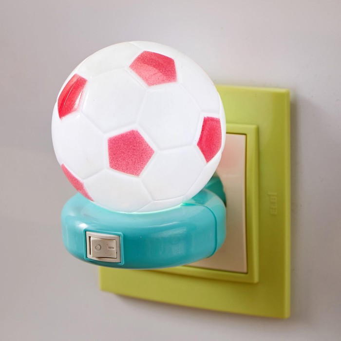 фото Ночник пластик от сети "футбольный мяч" 8х5,5х5,5 см risalux