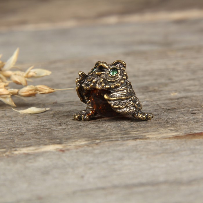 Сувенир из латуни и янтаря "Совенок"