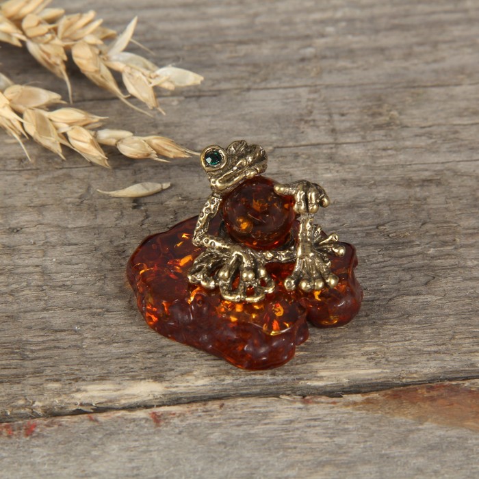 Сувенир из латуни и янтаря "Лягушка подмигивающая"