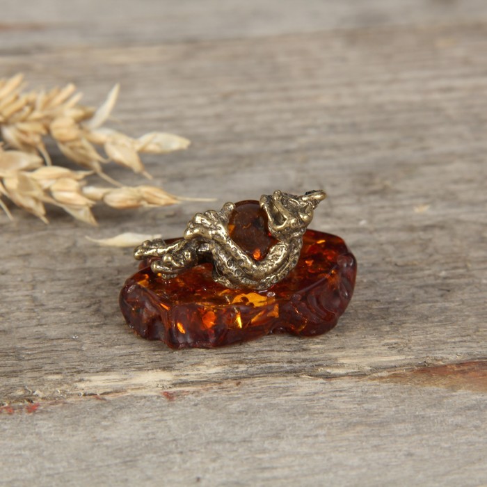 Сувенир из латуни и янтаря "Лягушка подмигивающая"