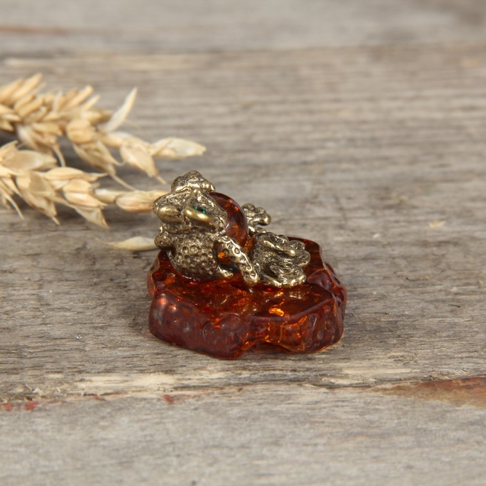 Сувенир из латуни и янтаря "Лягушка подмигивающая"