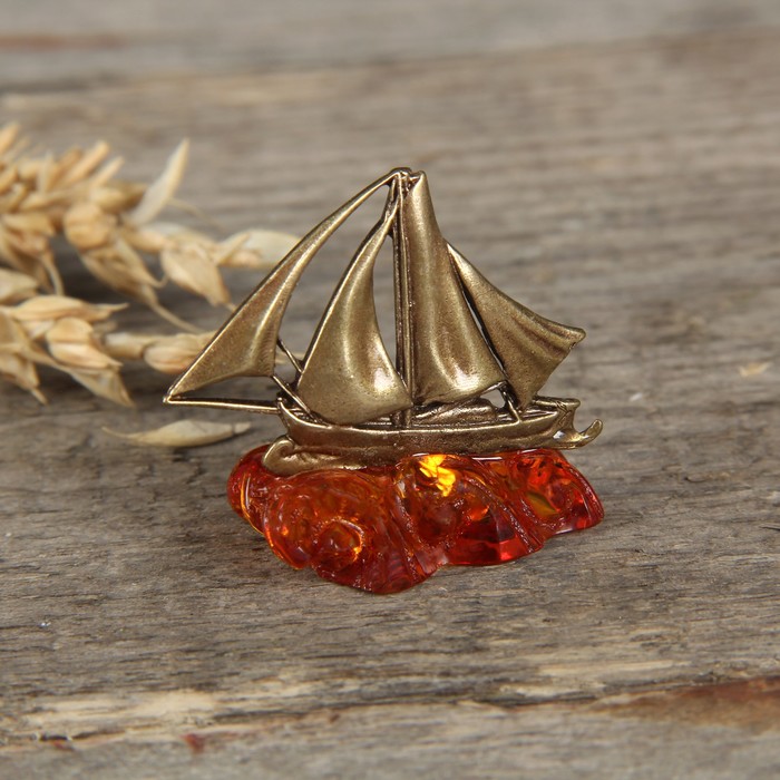 Сувенир из латуни и янтаря "Парусник"