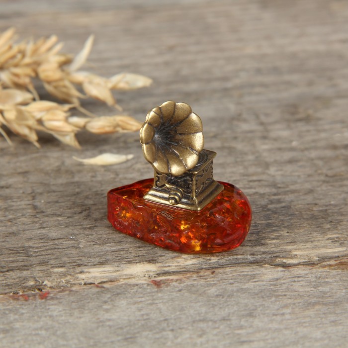 Сувенир из латуни и янтаря "Граммофон"