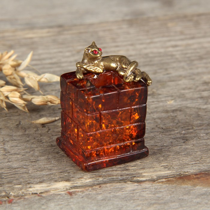 Сувенир из латуни и янтаря "Кот, лежащий на трубе"