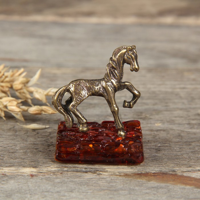 Сувенир из латуни и янтаря "Конь"