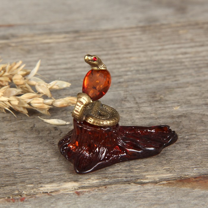 Сувенир из латуни и янтаря "Кобра"