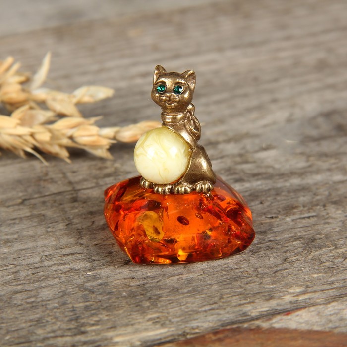 Сувенир из латуни и янтаря "Кошка"