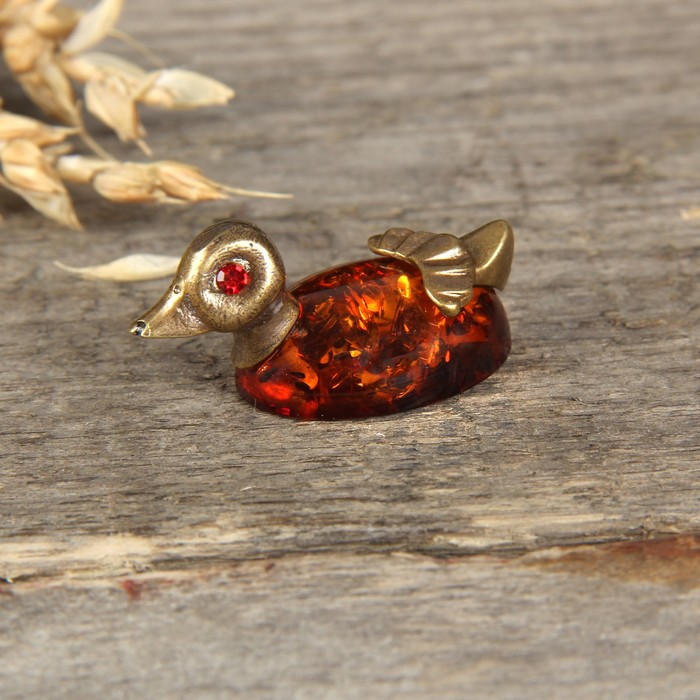 Сувенир из латуни и янтаря "Уточка"