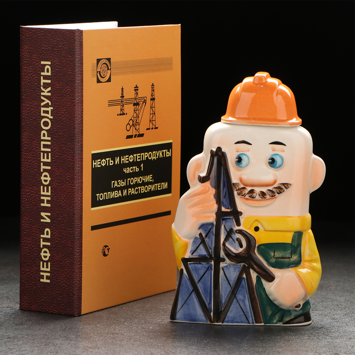 Штоф фарфоровый «Нефтяник. 4 сентября», в упаковке книге набор фарфоровый штоф строитель каменщик с 3 рюмками