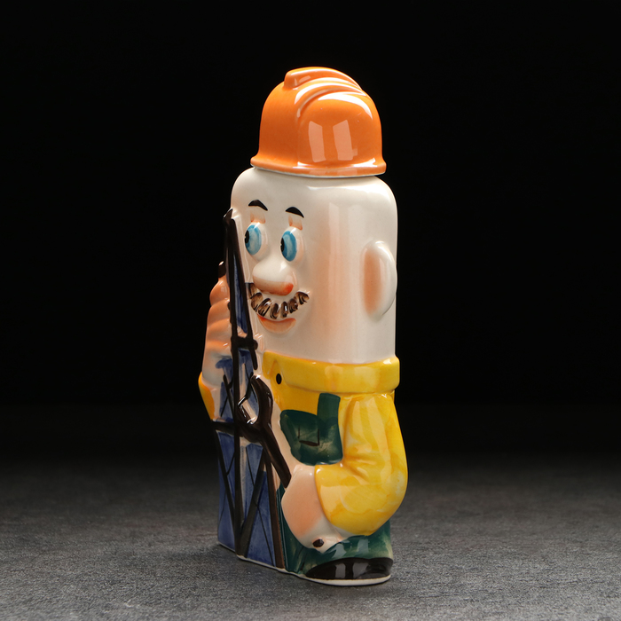 Штоф фарфоровый «Нефтяник», в упаковке книге