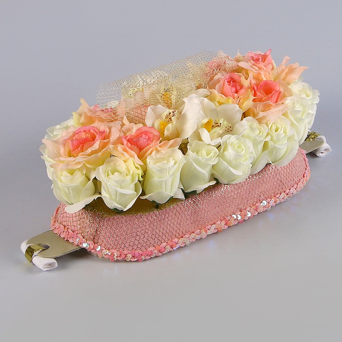 Букет на а/м малый «Роза», бело-розовый