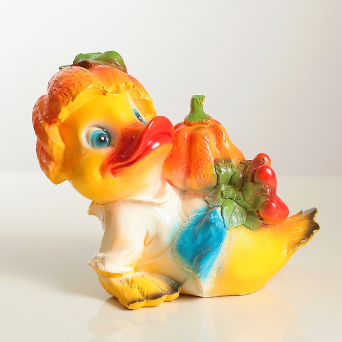 Садовая фигура "Утенок лежачий с тыквой" 40х35см