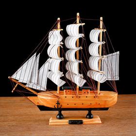 Корабль сувенирный средний «Глиндер», борт светлое дерево, паруса белые, 30х7х30 см Ош