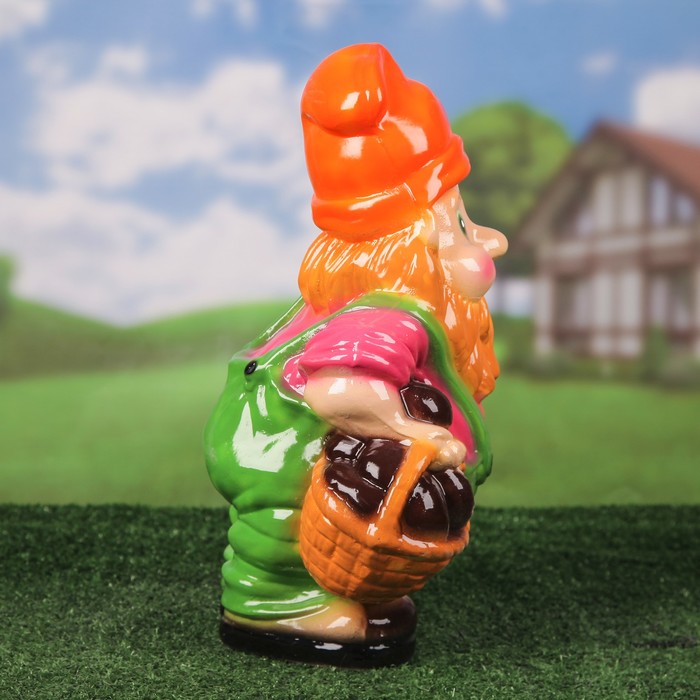 Садовая фигура "Гном с корзиной" розово-серый, микс