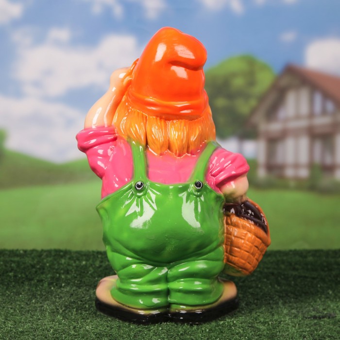 Садовая фигура "Гном с корзиной" розово-серый, микс