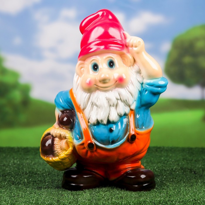 Садовая фигура "Гном с корзиной" розово-серый, микс