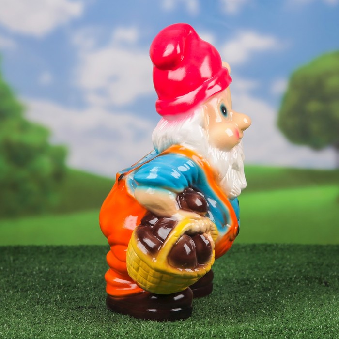 Садовая фигура "Гном с корзиной" розово-серый, микс