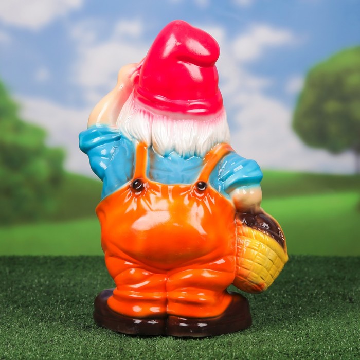 Садовая фигура "Гном с корзиной" розово-серый, микс