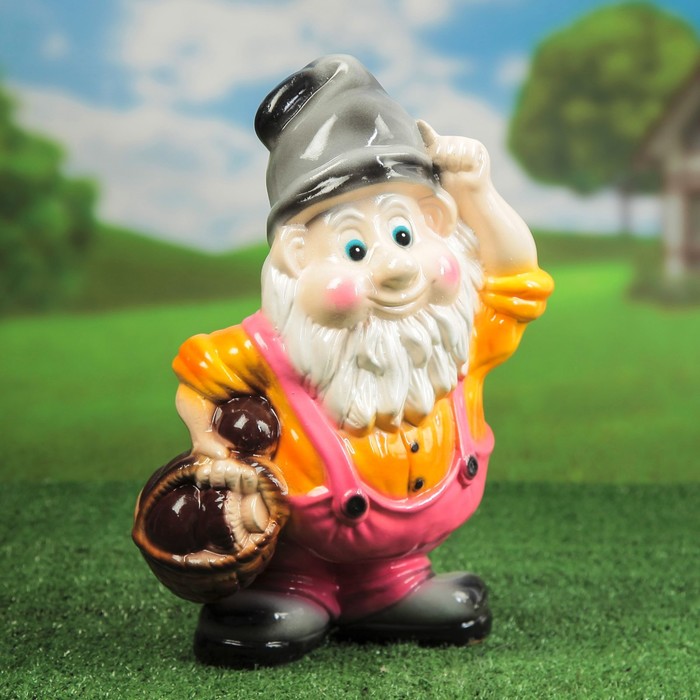 Садовая фигура "Гном с корзиной" розово-серый, микс