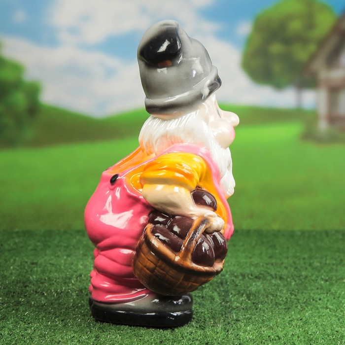 Садовая фигура "Гном с корзиной" розово-серый, микс