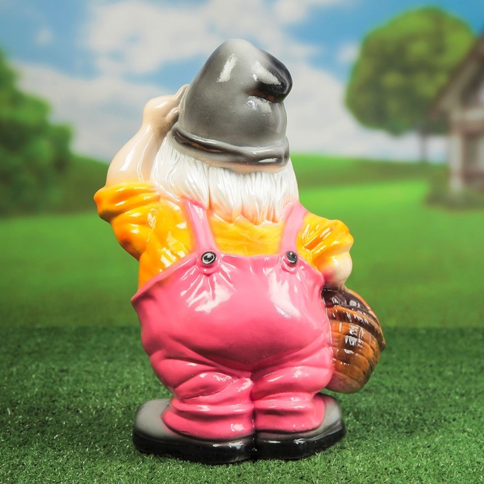 Садовая фигура "Гном с корзиной" розово-серый, микс