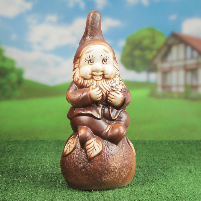 Садовая фигура "Гном на апельсине" шамот