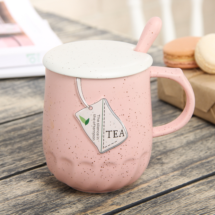 Кружка 400 мл "Напиток", с керамической ложкой и крышкой, цвета МИКС