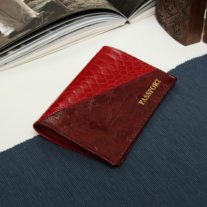 Обложка для паспорта, лак вест/питон, цвет рубиновый/красный