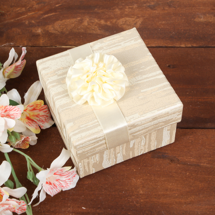 Коробка подарочная 9 х 9 х 5,5 см