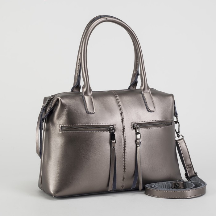 Сумка женская, отдел на молнии, 3 наружных кармана, длинный ремень, цвет серебристый