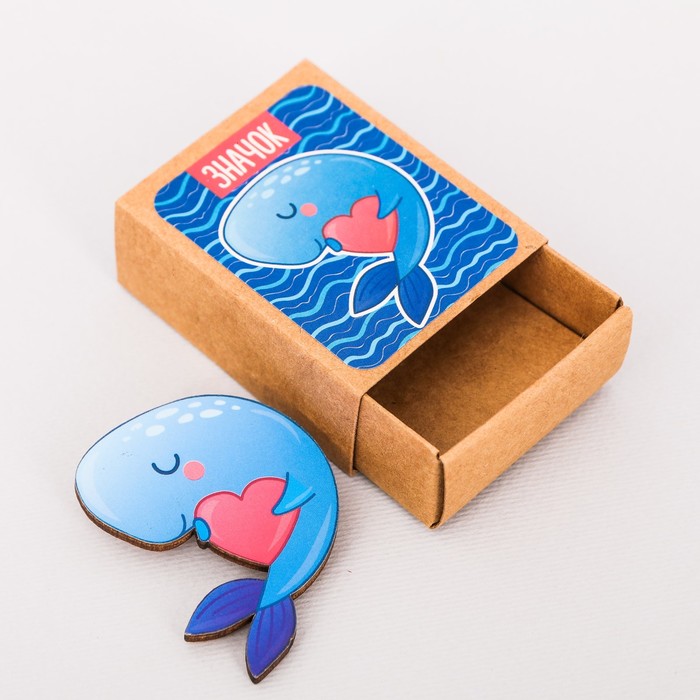 Значок в коробочке "Кит"