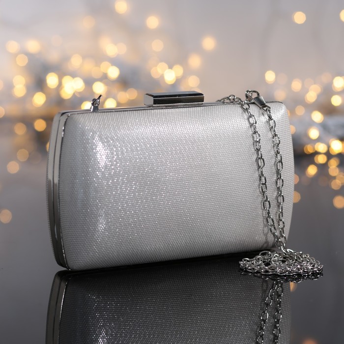 Клатч женский, отдел на фермуаре, длинная цепь, цвет серебряный