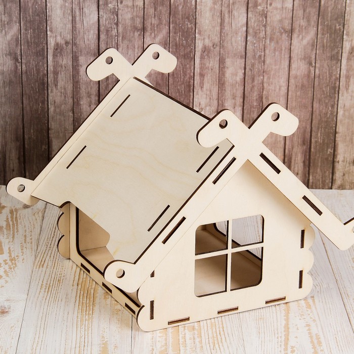 Кормушка для птиц «Избушка на курьих ножках», 17.5 × 16.5 × 21.6 см