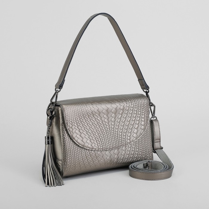 Сумка женская, 3 отдела на клапане, наружный карман, длинный ремень, цвет серебристый