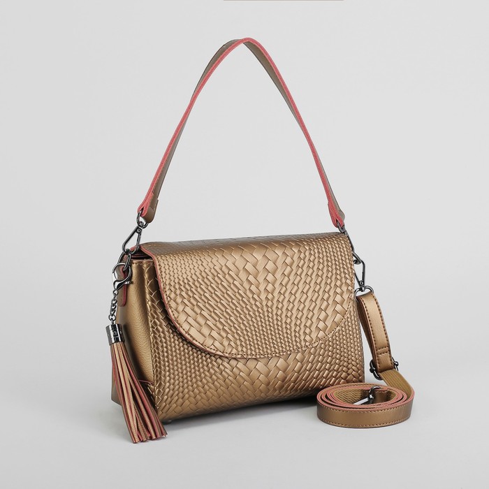 Сумка женская, 3 отдела на клапане, наружный карман, длинный ремень, цвет золотой