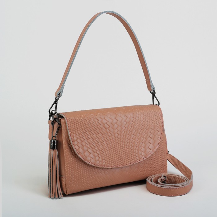 Сумка женская, 3 отдела на клапане, наружный карман, длинный ремень, цвет пудровый