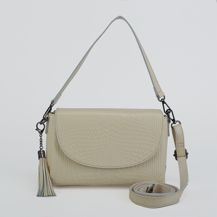 Сумка женская, 3 отдела на клапане, наружный карман, длинный ремень, цвет молочный