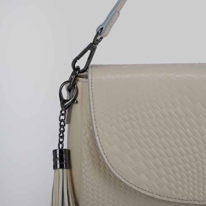 Сумка женская, 3 отдела на клапане, наружный карман, длинный ремень, цвет молочный