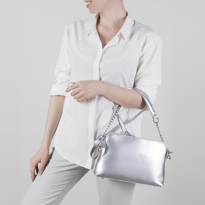 Сумка женская, 2 отдела на молниях, наружный карман, длинный ремень, цвет серебристый